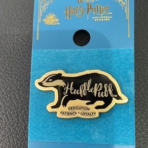 Universal Harry Potter Hufflepuff Wordcraft Pin